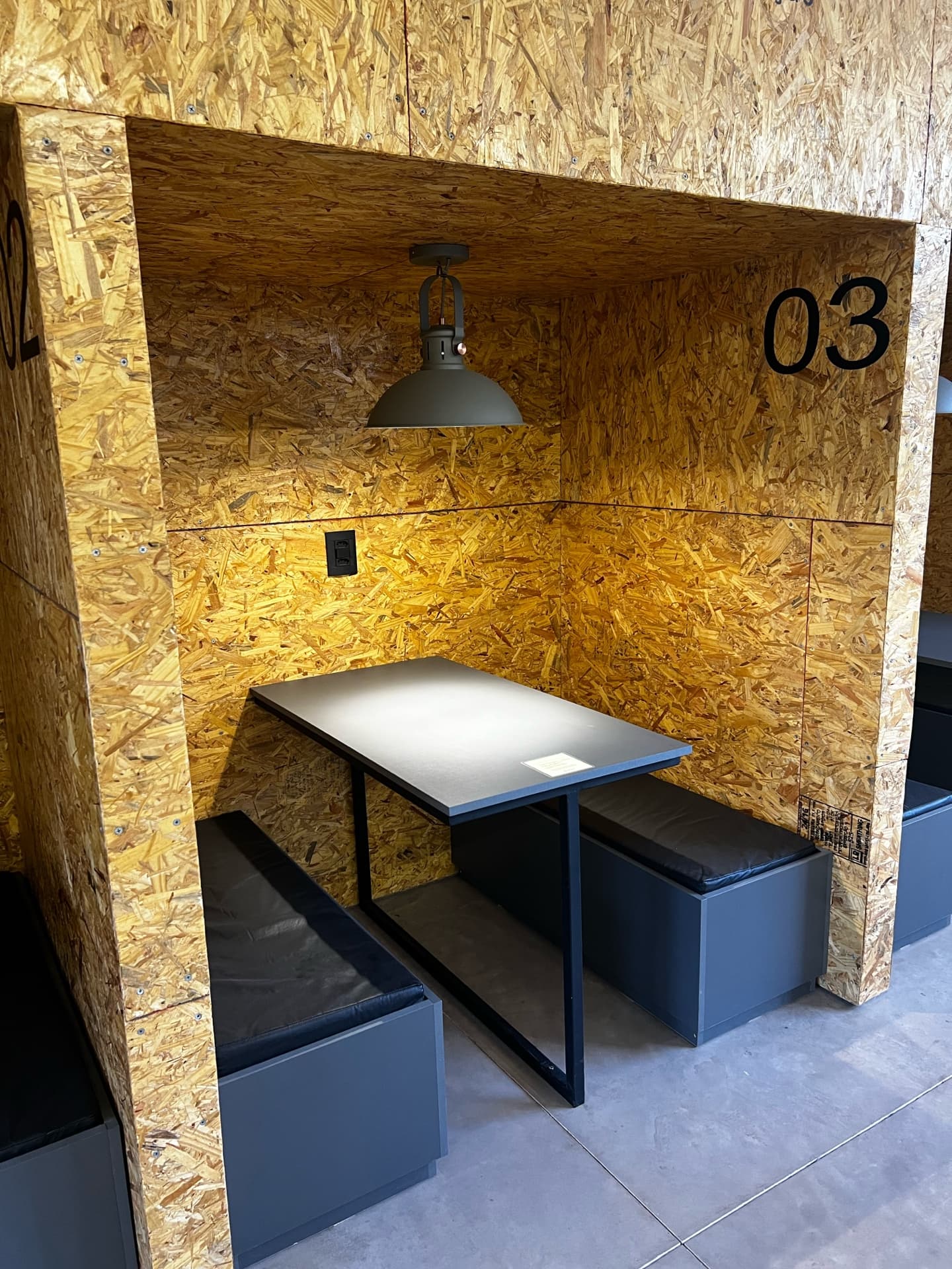 Corredor e espaços do Clareira Hub